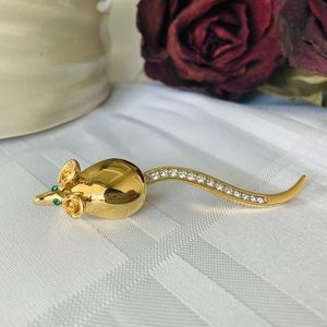 Vintage Butler signed mouse with a swinging tail brooch.Emerald green st…